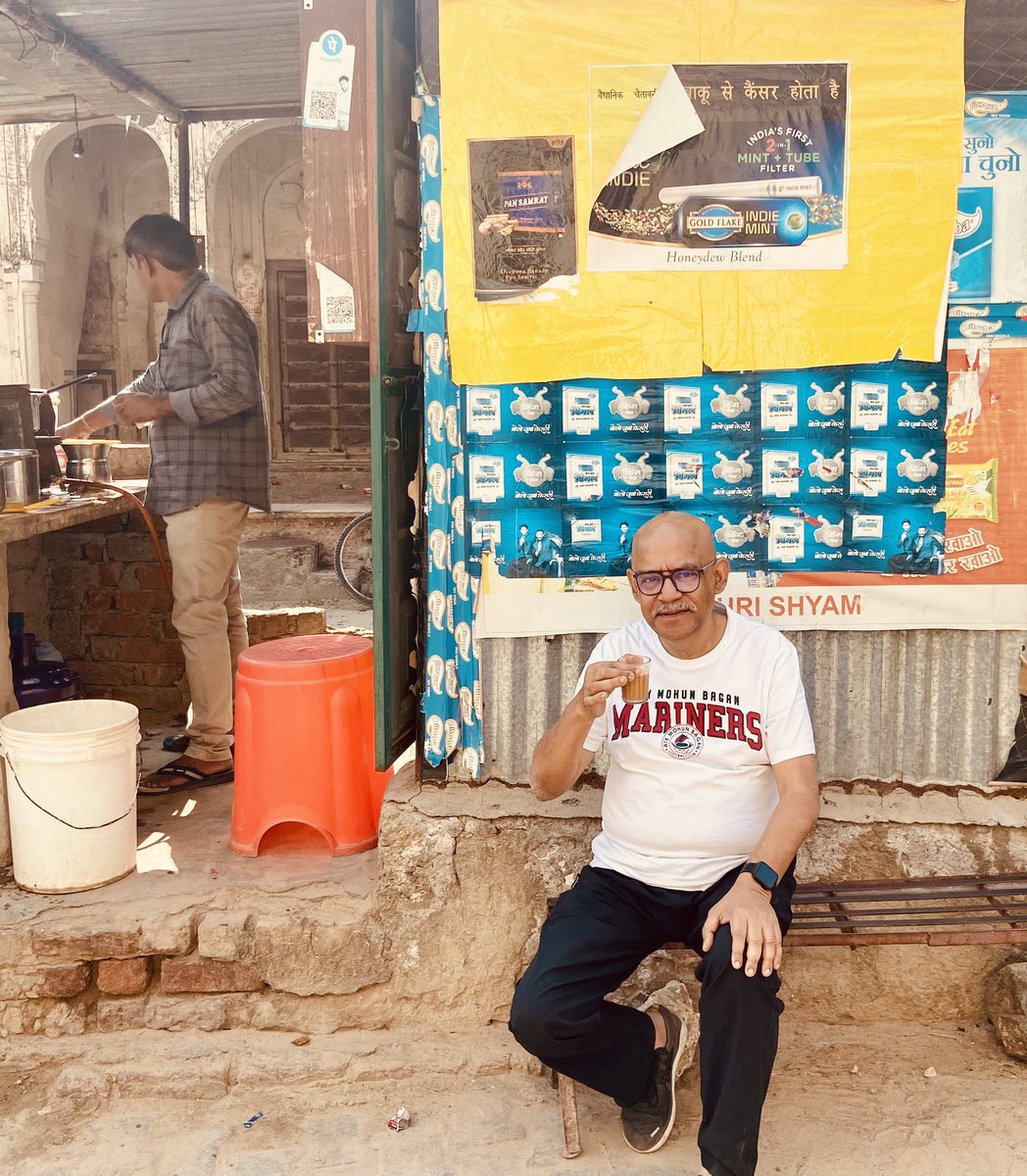 LovingVaccines's tweet photo. This is a pass time habit I have developed over the past three days that I shall miss in Noida from day after.#RoadsideTea https://t.co/UFrqFOypHv