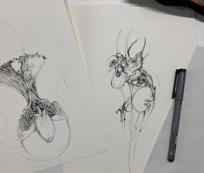 在廊中に描いてるドローイング、割と気になってるお客さんが多くて嬉しいです。これはghost dinoっていうシリーズがコンセプトなんですが、幽霊と恐竜の朧げな感じとかを彫刻やらで表現、制作していくためのエスキース的なものでもあります。 