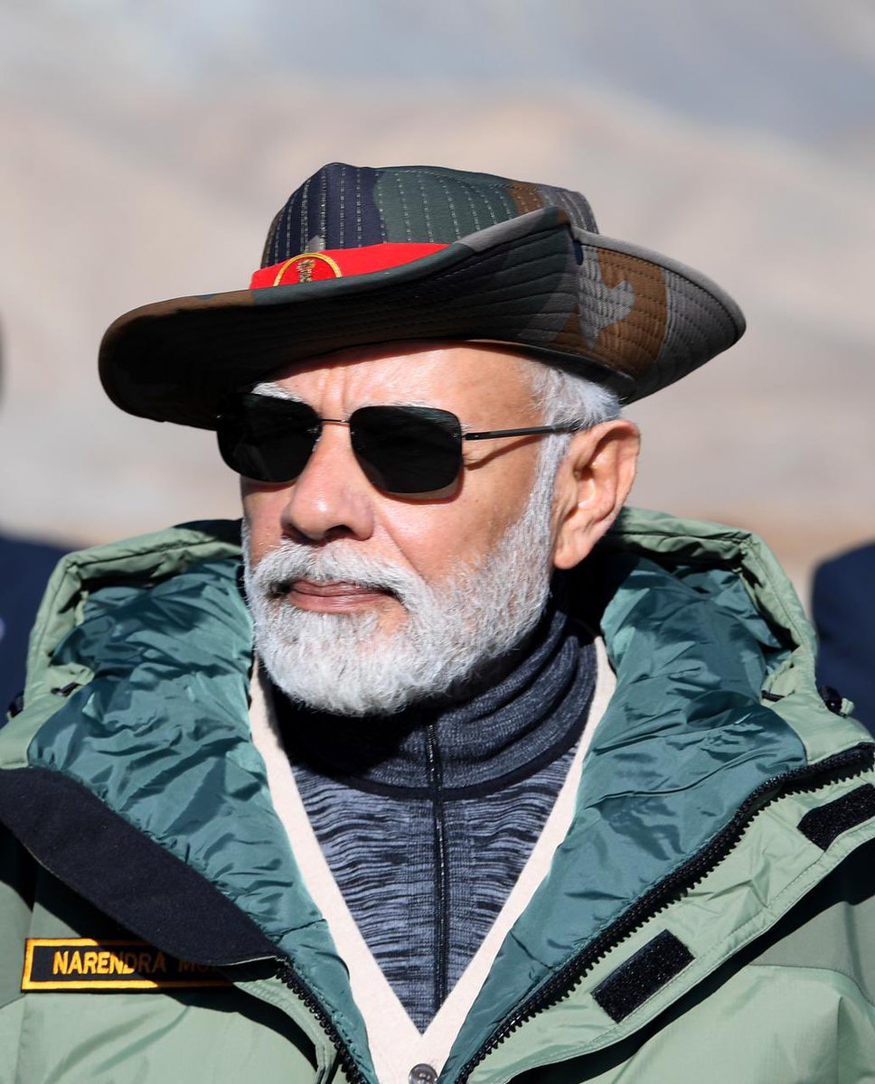 Prime Minister @narendramodi celebrating #Diwali in Kargil🇮🇳 with Indian Army soldiers! 🙌