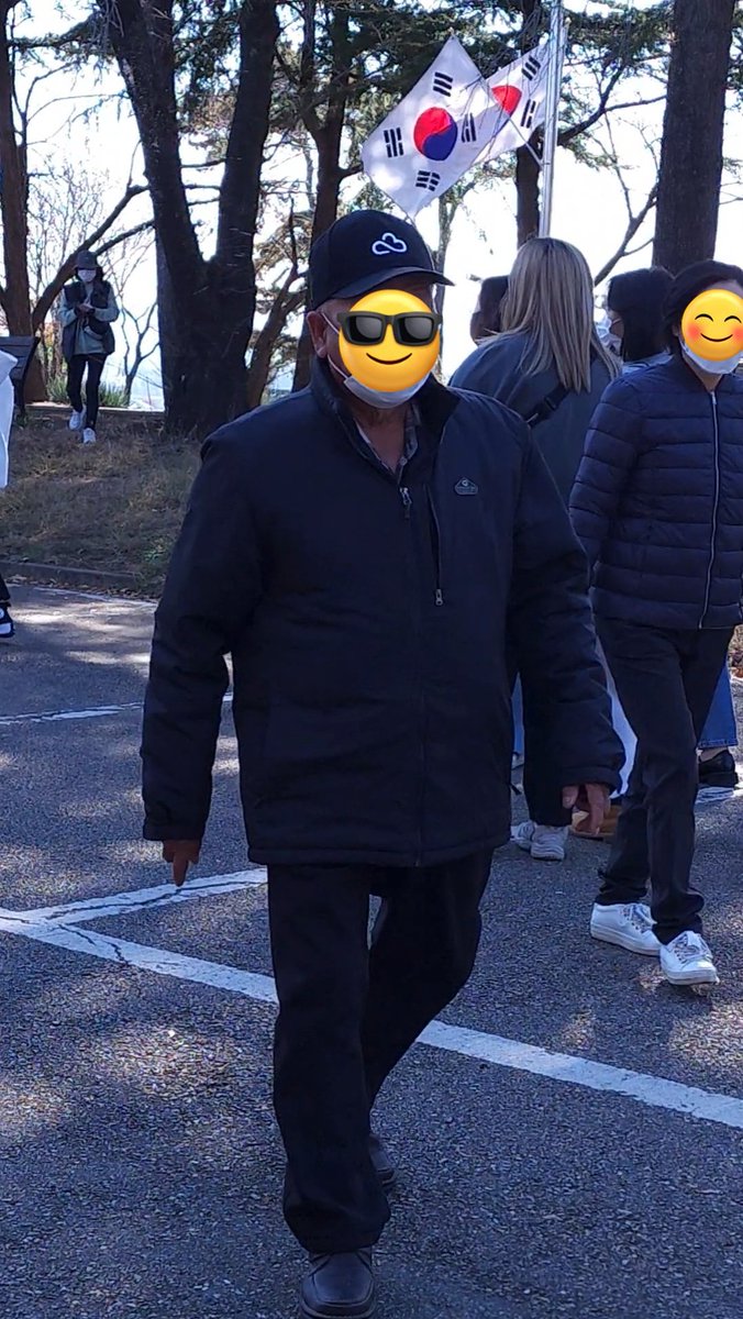 할아부지 하늘 모자 쓰고 오셔서
넘 귀여우셨음❤️
귀여운 가족이야 참 ㅠㅠ