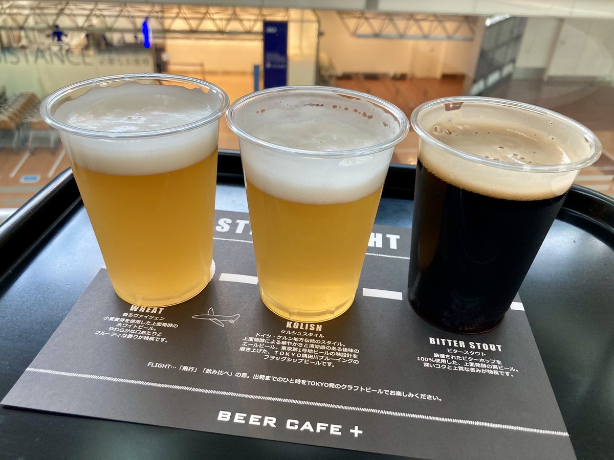 busker_yamato's tweet photo. 羽田空港第2ターミナルにあるBEER CAFE +でビールを飲んでいます。
東京隅田川ブルーイングのビールのビヤフライト。ヴァイツェン、ケルシュ、スタウトの3種飲み比べは楽しい😎そして空港の割に安いかも。気に入った!
#羽田空港
#BEERCAFE
#隅田川ブルーイング https://t.co/yQ1N7goiXh