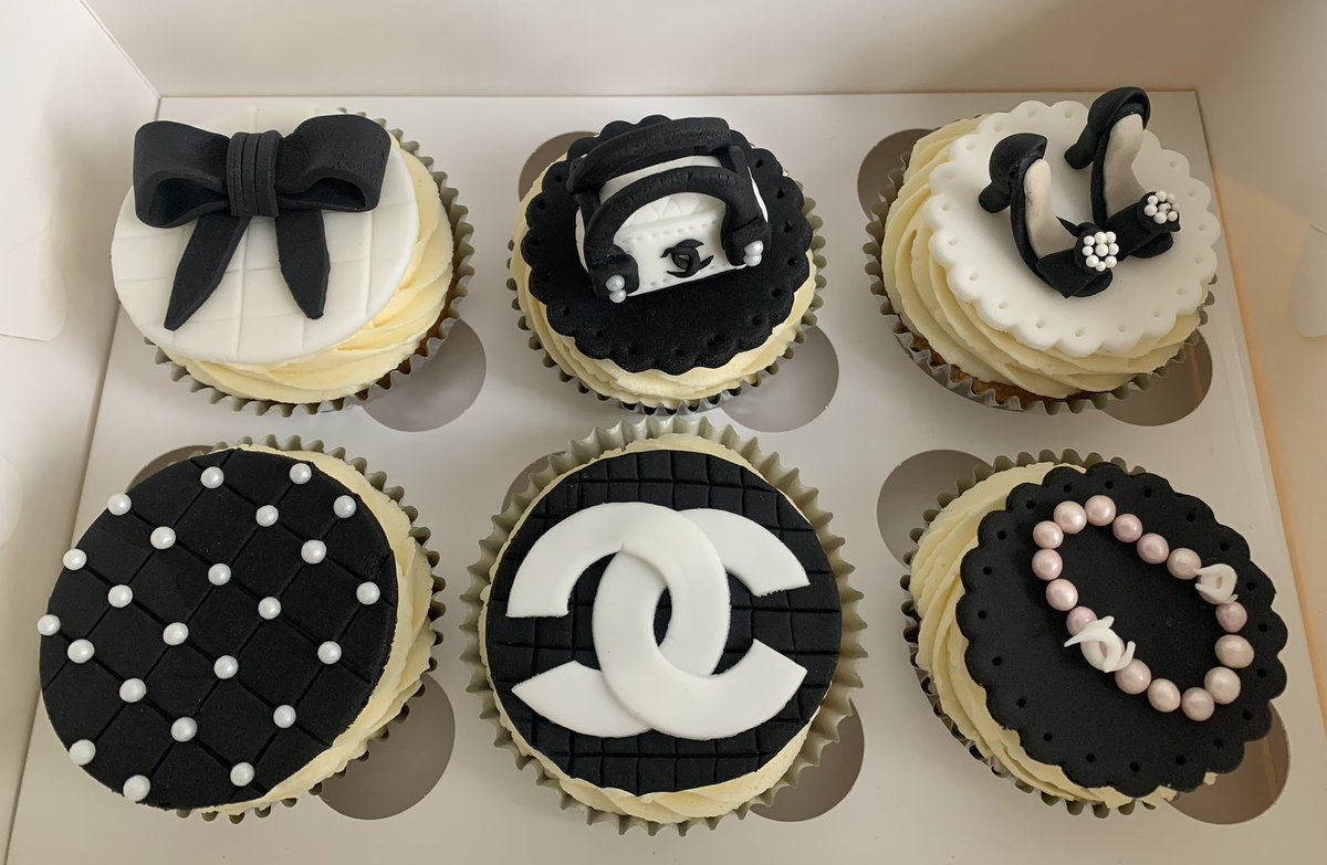 A touch of class… CHANEL inspired cupcakes for a 21st Birthday. Tel:07824 705364 or DM #firsttmaster #CHANEL #handmade #shopindie #london