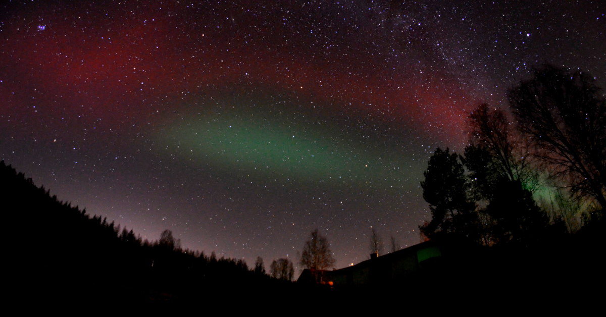 Ursa_ry's tweet photo. Northern lights reported to @Ursa ’s @Taivaanvahti service have led to the discovery of a new #aurora phenomenon. The previously unknown form of aurora borealis, #RAGDA, was identified in collaboration with Boston Uni researchers. Image: Heidi Rikala https://t.co/li6OSbeNLp https://t.co/fzcGiL3O68