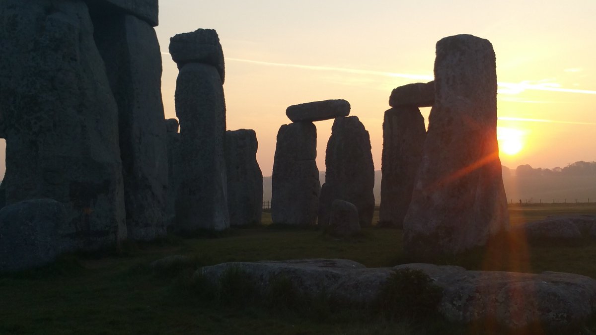 ST0NEHENGE's tweet image. Sunrise at Stonehenge today (24th October) was at 7.45am, sunset is at 5.56pm 🌤️