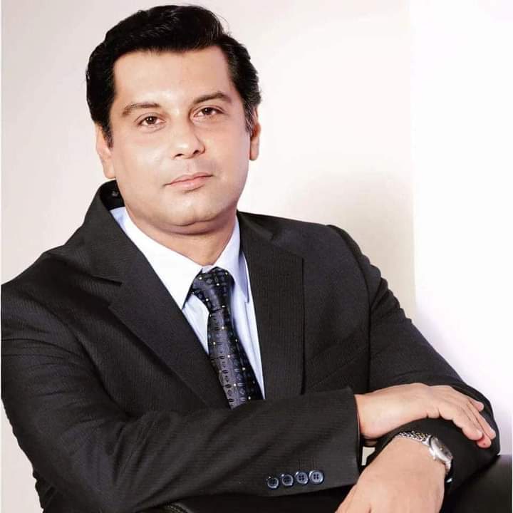 uddin_yasoob's tweet photo. اِنٌالِلَّٰهِ وَإِنَّا إِلَيْهِ رَاجِعُون
تجھ کو کس پھول کا کفن ہم دیں 
تو جدا ایسے موسموں میں ہوا 
جب درختوں کے ہاتھ خالی ہیں 
انتظار بہار بھی کرتے 
دامن چاک سے اگر اپنے 
کوئی پیمان پھول کا ہوتا 
آ تجھے تیرے سبز لفظوں میں 
دفن کر دیں کہ تیرے فن جیسی 
دہر میں کوئی https://t.co/fBc0wpNpIH