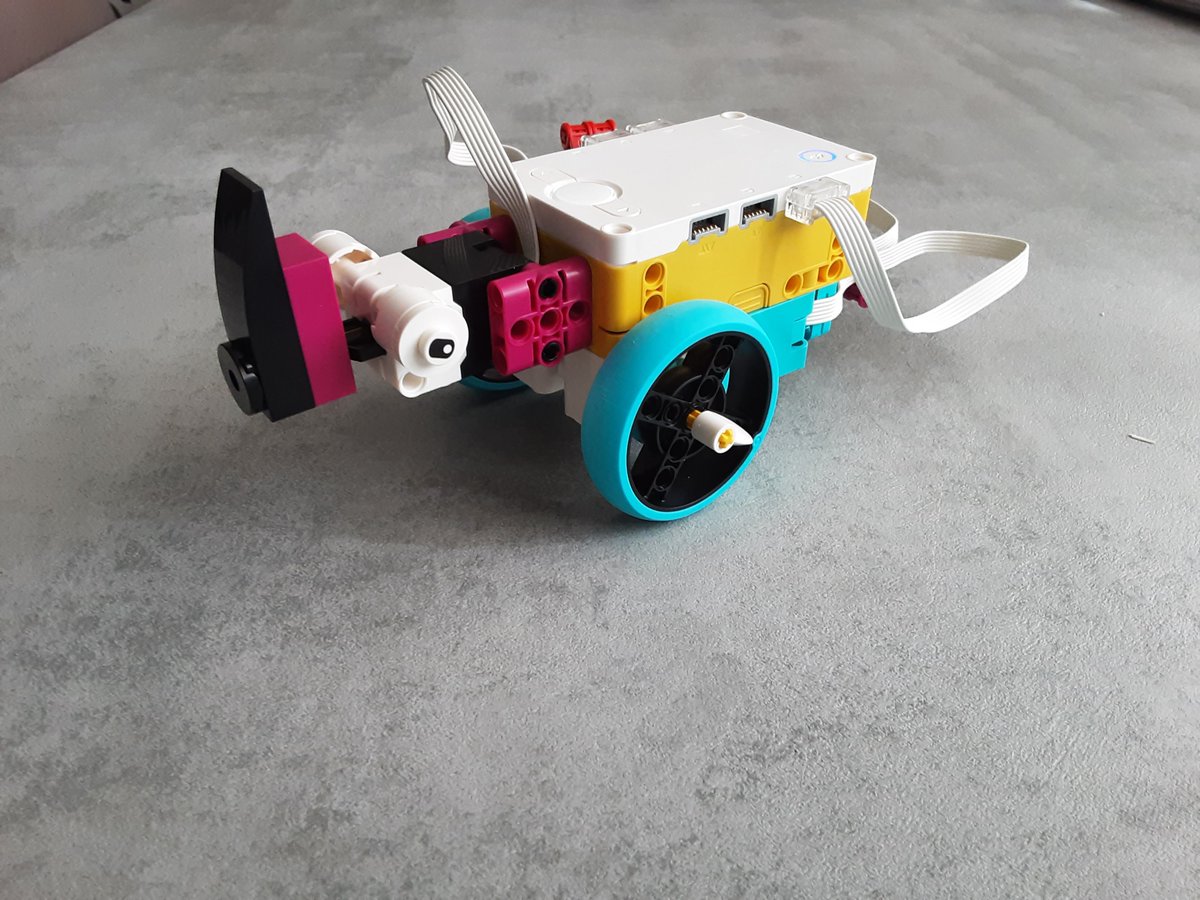DiegoVC11's tweet photo. Ya tenemos preparadas las próximas sesiones de robótica gracias a @robotix nuestro alumnado está semana lo va a flipar. Seguiremos informando... #SPIKEprime https://t.co/2hxPIR19ur