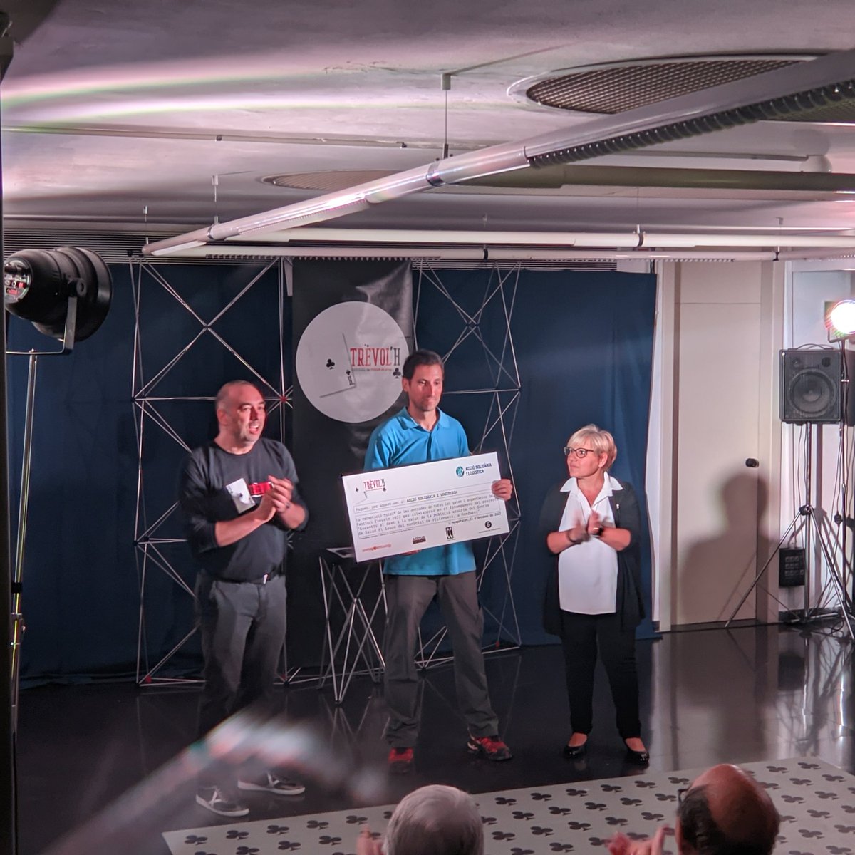 👉Dissabte passat, en el marc del <a href="/festivaltrevolh/">Festival TrèvoLH</a>, la regidora Conxi Almécija va fer  entrega d'un xec destinat a l’Associació Acció Solidària i Logística.

#LHospitalet #CulturaLH  @Conxi87