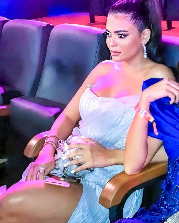 حبيبتي حين أكون وحدي يكون الكون لي
و حينما تكوني معي أكون أنـا و الكون لـگي 
فكيف أكون بدونـگ