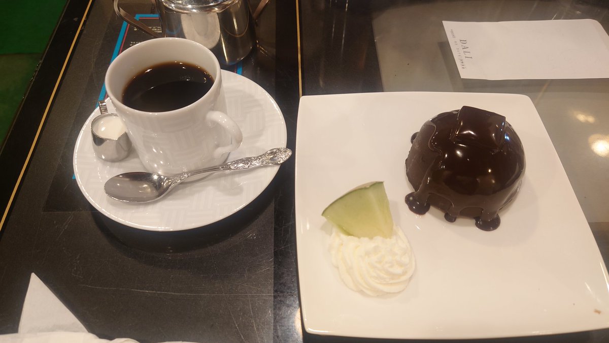 xnadesikox's tweet photo. レトロな喫茶、CafeDALIさん。
店内はレジ横に電話があり、漫画、雑誌、新聞に低いテーブルと椅子。
しかも一部の2名席はゲームテーブルでした!!
レトロなケーキも味わえる古き良き喫茶店でした😊
#CafeDALI #レトロ喫茶 #喫茶店巡り #喫茶店 #純喫茶コレクション #こトコトコ https://t.co/FNWYoVHP48