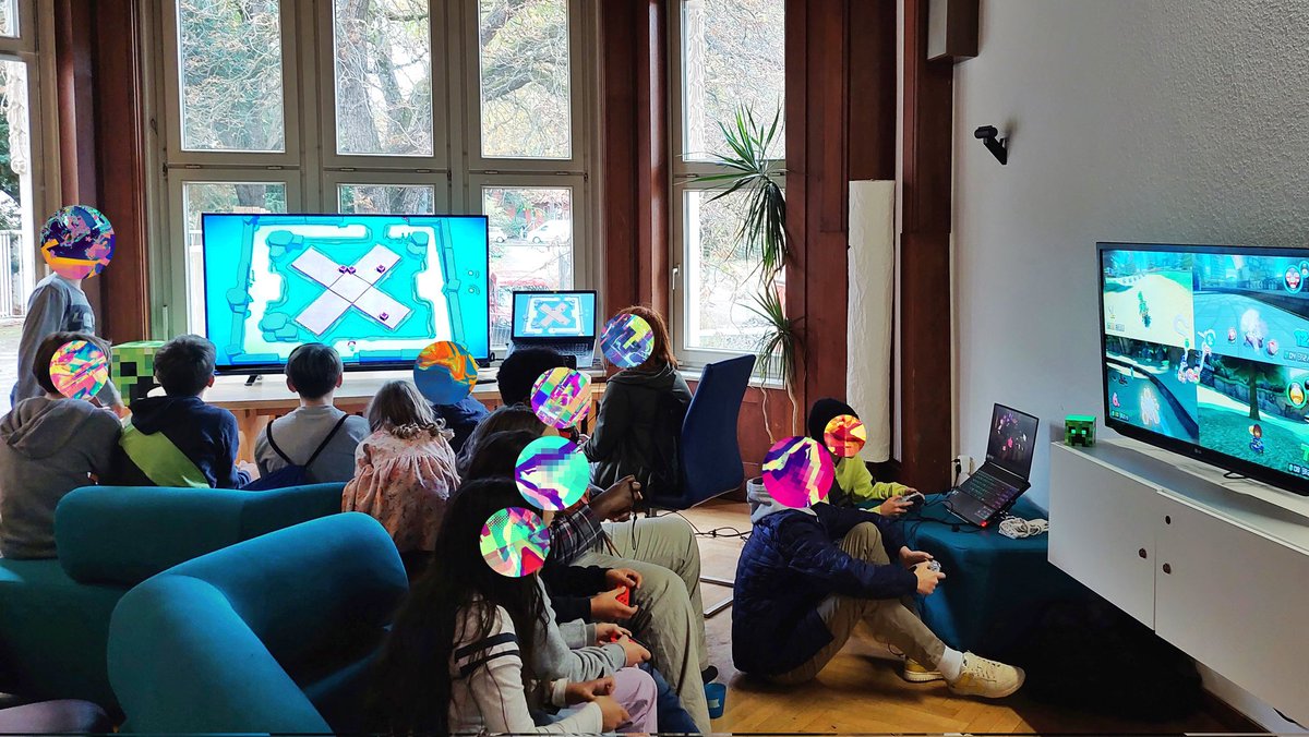 Jeane_Tea's tweet photo. Am Samstag war das #futurecamp22 im Haus der Jugend in Bonn! Das heißt für mich 4 Gaming-Sessions hintereinander 🎮 Tolle Kids, coole Sessions, schöne Veranstaltung ♥︎ Danke an @Bonndigital &amp; @telekomstiftung 
#gaming #medienpäda #digitaleSoA https://t.co/PXpRwcsX0Y