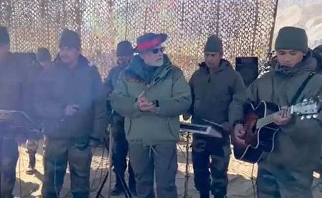 Watch: PM Modi's Vande Mataram Singalong With Soldiers At Kargil ndtv.com/india-news/pm-…