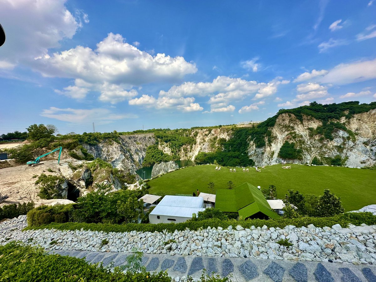 HanaSusuna's tweet photo. 工事のついでに、整備してみました？
的な、LOF LANDに来てみました。

Facebookとかの評判を見て、？と思って居ましたが

インスタ映えは、評判通り？w

ワンドリンク付きの入場料300Bも、評判通り高いですw

#LOFLAND 

LOF LAND @แกรนด์แคนยอนชลบุรี
+66 61 038 2255
https://t.co/22baHZIJqv https://t.co/rxCQtlRPrc