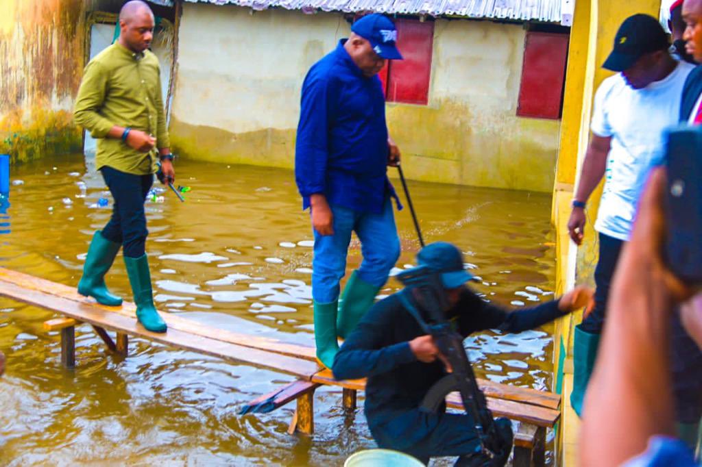 govdouyediri's tweet photo. #BayelsaRavagingFlood
We are waiting for the FG, NEMA and directive of Mr. President for them to support the relief efforts here. This flood is overwhelming and clearly beyond what a State Government can handle. https://t.co/HCu4YGIQQJ