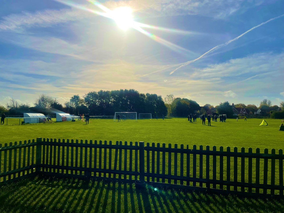 OliverEllery2's tweet photo. A nice chilled out weekend with Youth training at @SLammasMiddxFC on Saturday morning then an early pitch inspection on Sunday for the U11s who had a great game against a good side and then a Sunday evening meal with the siblings! 

#chilledweekend #chillout https://t.co/Pi1J2sIwoo