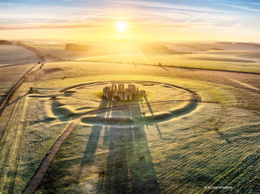 ST0NEHENGE's tweet photo. Neolithic Dawn by @bigladderdrone - Image of Stonehenge at dawn Highly Commended in Landscape Photographer of The Year. The image will be on display at Paddington Station from 28th October.
 #stonehenge #landscapephotography https://t.co/dbFjYLMb4M