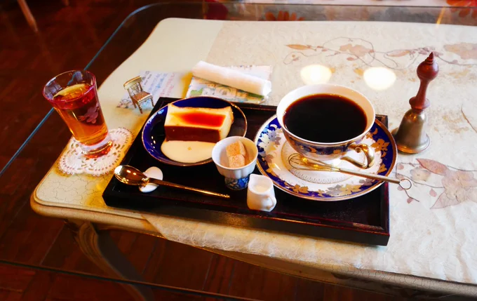 函館の茶房旧茶屋亭さんで暖かい珈琲と固めのプリン雰囲気が最高で癒される… 