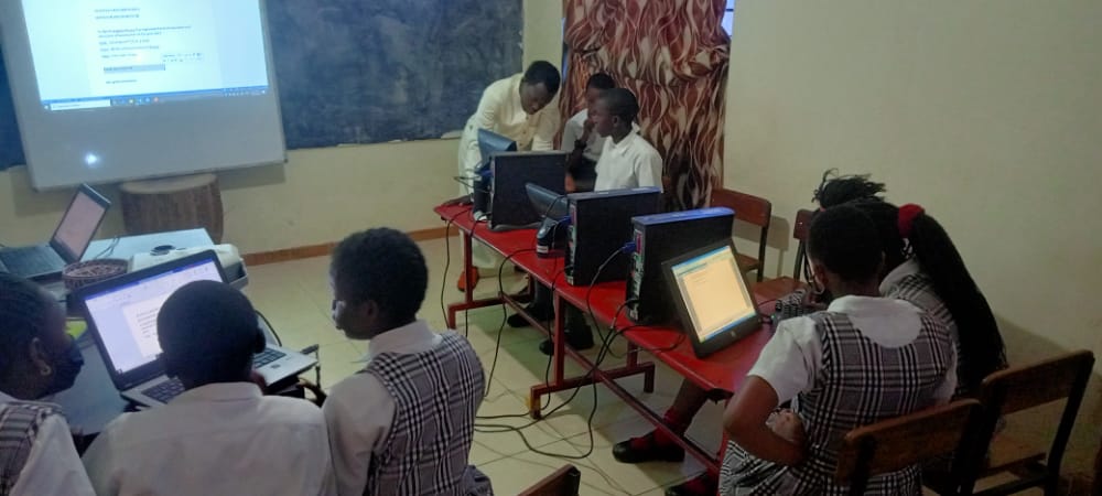 SakSchools's tweet photo. Access to computers and the Internet has become a basic need for education in our schools. #SirApolloKaggwaPrimarySchool #KisaasiComputerClass
#INTERVIEWSFor2023Intake are slated for Saturdays across our branches. https://t.co/pa1dGwu3Rw