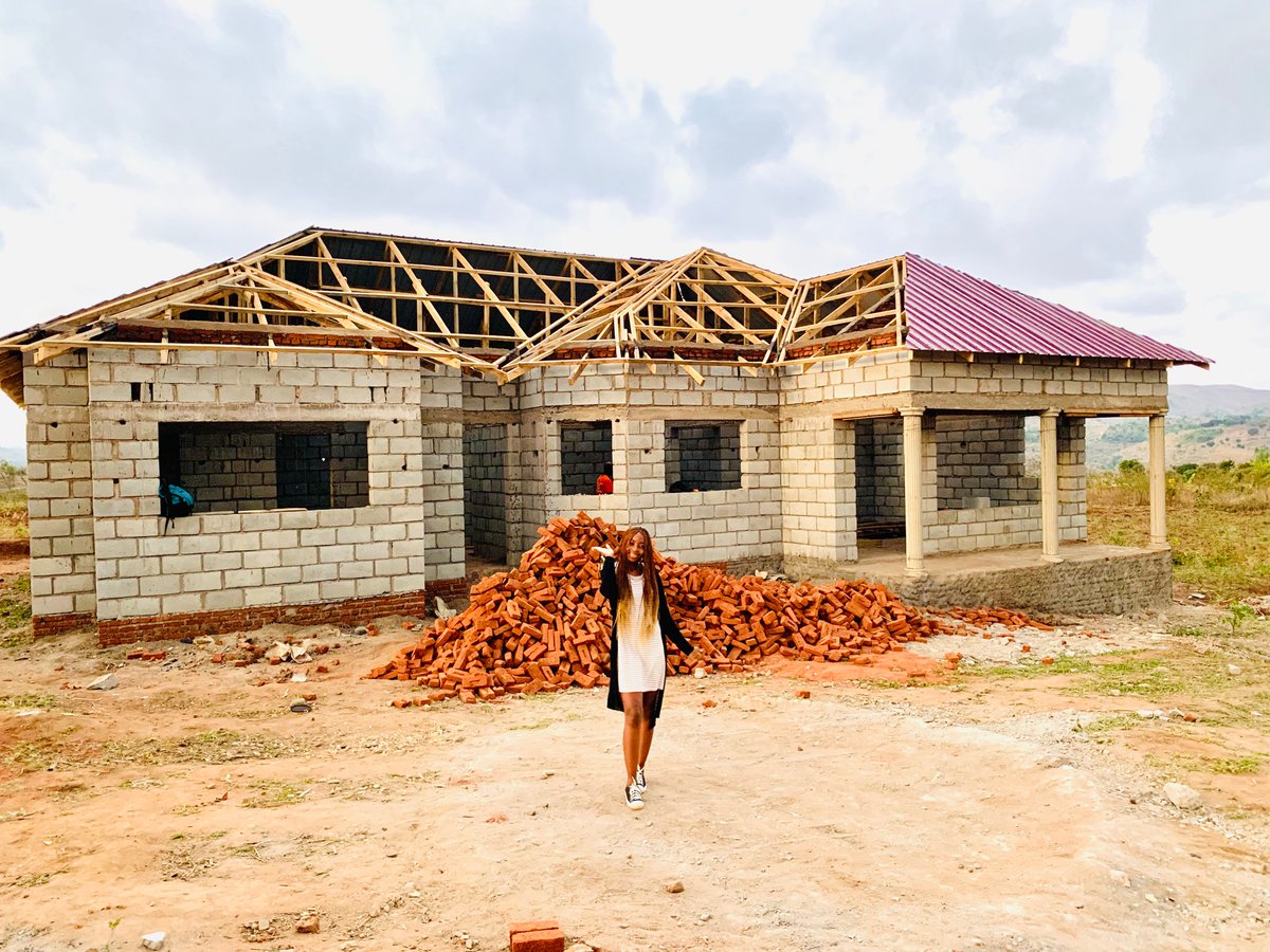 I’m so proud of this house project 🥲 I learned so much about building (0/10 bottom tier), shout-out to my mummy for cheering me on.  That’s her pakhonde ☠️