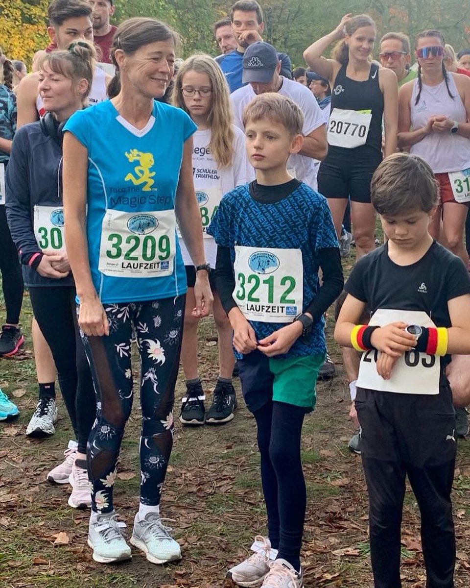 utapippig's tweet photo. Friends, Ihr Lieben: top weather, kids &amp; friends of all ages make a perfect running day at the #Müggelseelauf. Congrats to all finishers &amp; Christina Gerdes for her half marathon win. Thanks to the organizers &amp; volunteers. Have a good new week. (I had nice 5K)😉. #takethemagicstep https://t.co/FP9sittLWT