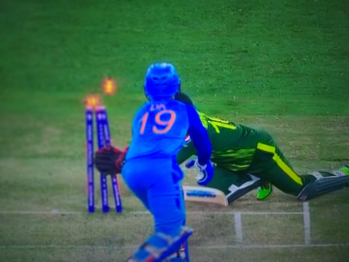 VAtkotiya's tweet photo. #cheating Rizwan caught the ball in front of the wicket. The laws of cricket clearly state that the wicketkeeper has to allow the ball to cross the stump. Only then can he stump a batsman https://t.co/Cyez0y923p