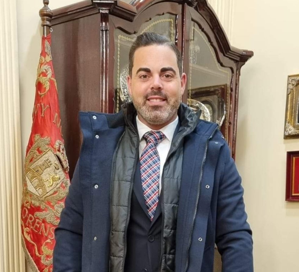 ourensenoespel1's tweet photo. Contratar á nai dun concelleiro como asesora na Deputación cun soldo de 41.931,26 € é legal, pero hai que lembrar como atacaba Jácome a Agustín cando este tiña á súa filla como asesora... https://t.co/oL0v5quUM0