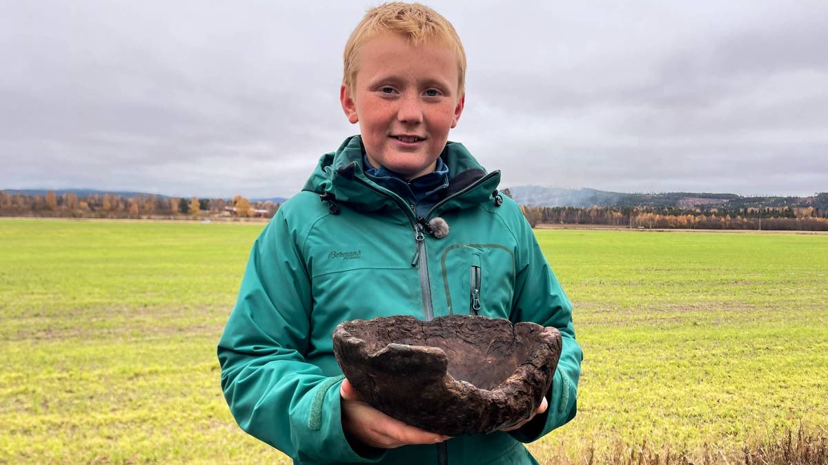 Late Viking Age wooden bowl found in the river Glomma in Norway by a 10-year old boy out swimming with his dad. How nice is that! #Elvekonger 📸 Vibecke Wold Haagensen / NRK (link below)