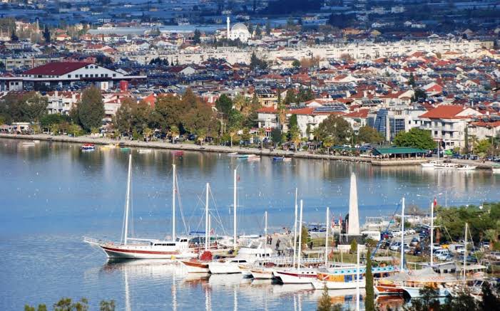 Fethiye’ye Ukraynalı ve Rus akını olunca Türklerin ev alması/kiralaması imkansız hale geldi.Artan emlak fiyatları/kiralar nedeniyle özellikle asgari ücretliler/memurlar zorlanıyor. TL ile ilan kalmadı.Kamu çalışanları tayin istiyor.Yabancıya konut satışı İle vatandaşlık verilemez