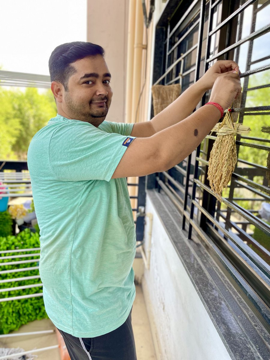 AkashPandey_in's tweet photo. “चिरई चुगनी” छत्तीसगढ़ में परंपरा है कि दीपावली त्यौहार की शुरुआत के साथ ही चिरई चुगनी प्रायः हर घर में लगाई जाती है। ये धान की बाली से बनी झूमर होती है जिससे  चिड़ियाँ अपना दाना चुगतीं है। https://t.co/ZNCo9rew0u