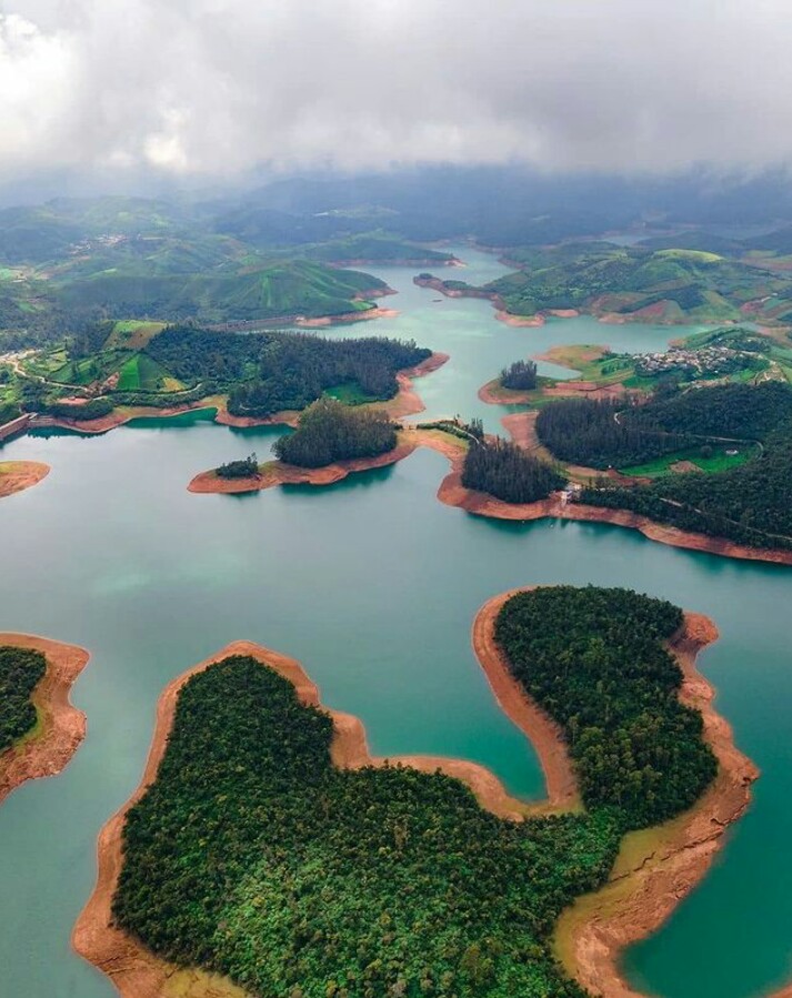 desi_thug1's tweet photo. 10 Picturesque Lakes of South India whose beauty will leave you mesmerized

1. Emerald Lake, Niligiris Tamil Nadu https://t.co/cu5W55QzmO