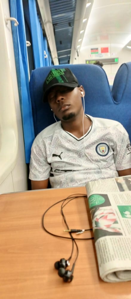 enzo4_official's tweet photo. Una Pretend maisha Mpaka Unashindwa Kumuomba Mtu Finje..!!😁😂 https://t.co/do3ETfRqwh