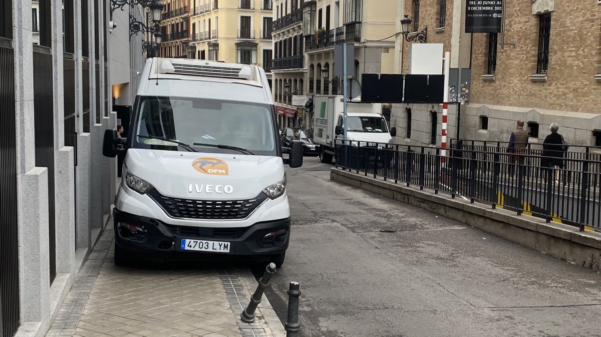 Ricardo_PyG's tweet photo. @MADRID todos los dias y a la misma hora la misma furgoneta ocupando la misma acera. Donde están los agentes de movilidad del centro de Madrid? https://t.co/LmjsPC2olw