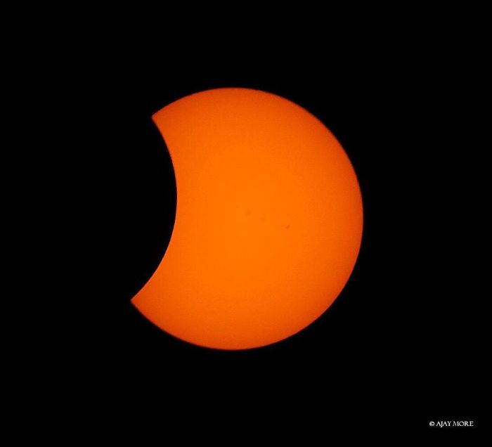 LuanaLaStrega's tweet photo. Martedì 25 ottobre assisteremo ad un'eclisse solare parziale a 2 gradi del segno dello #Scorpione, I'eclissi interesserà la fascia Nord-Sud  terrestre ,coinvolgendo il Kazakistan e la Russia raggiungendo il Polo Nord,dove la copertura toccherà il 70-80% #Eclipse #EclipseSolar https://t.co/jLwuqZf3rc