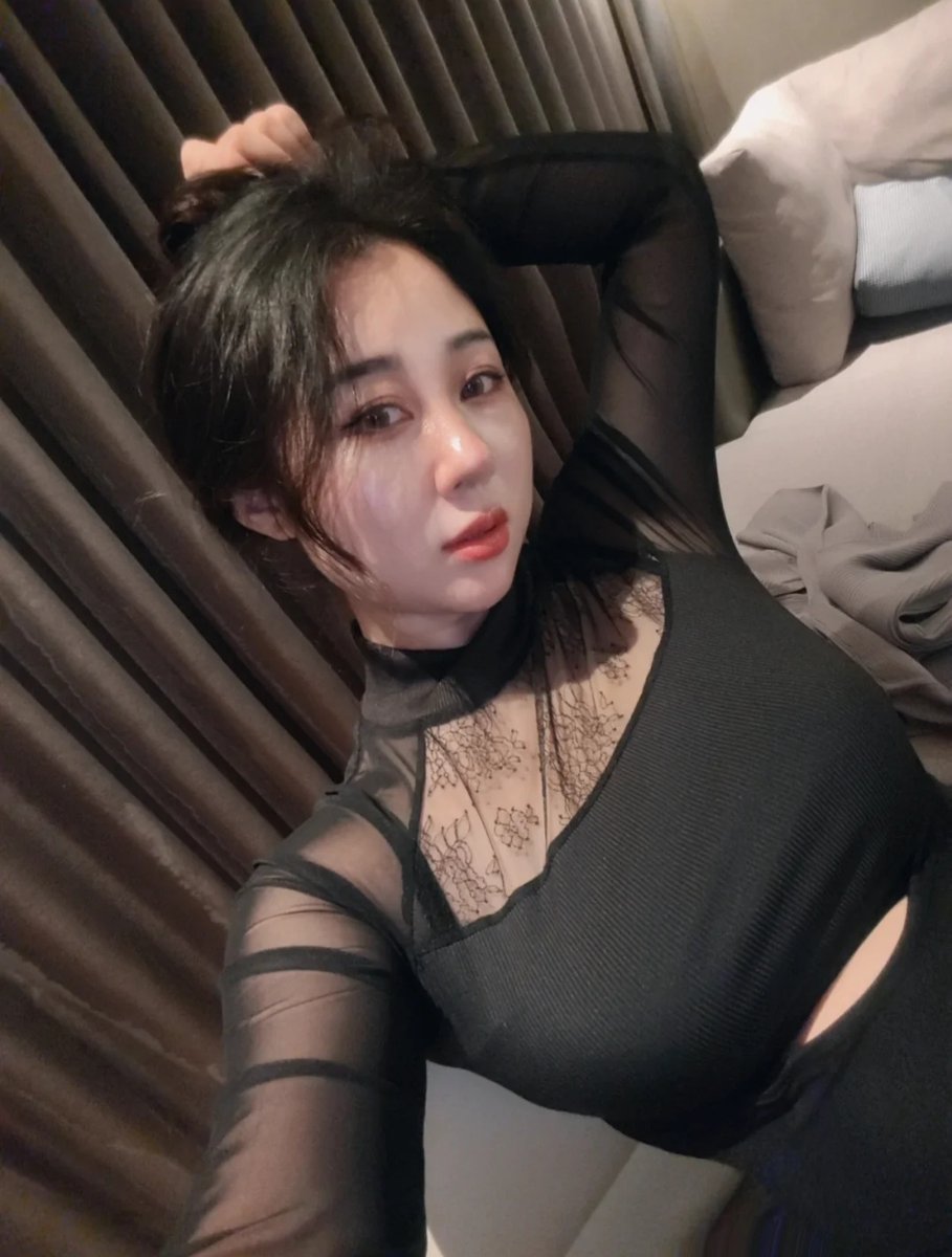 LeahVictor8's tweet photo. 以前是公主、喜欢听晴天、给我一首��的时间这种风格
现在是女王、喜欢威廉古堡、以父之名、夜的第七章
是不是做了女王、变成暗黑系了？  你们喜欢听什么呢？ https://t.co/gL0MJuy03A