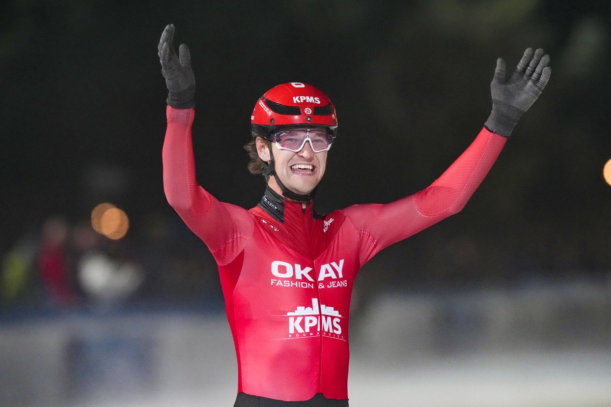 schaatsennl's tweet photo. “Hoe dan?”, schreeuwde Daan Besteman. “Wint die gek zomaar”, kraaide Ruben Ligtenberg, compleet door het dolle heen, terwijl hij z’n maat Lars Woelders om de nek vloog.

>>https://t.co/aDtJywBW2B https://t.co/QW5xEfCYwG