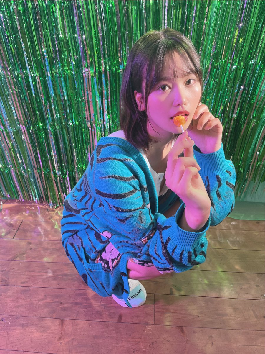 デビュー作の時になめてたペロペロキャンディー意外大きくてよだれ垂れてた👶🏻🍬 https://t.co/ZHfXirhjHS