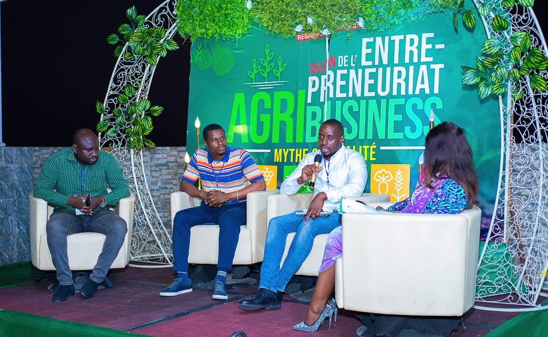 PierrotTibasima's tweet photo. J'ai partagé mon expérience d'agriculteur au salon organisé par le @fullgospelrdc. J'ai parlé d 3 valeurs #Passion #Patience et #Resilience mais surtout d comment mes échecs m'ont mis sur la voi de réussite. Agriculture en #RDC #Mithe ou #Realité ? @agriboostconsu1 @minagri_rdc https://t.co/tYkcfwK97K