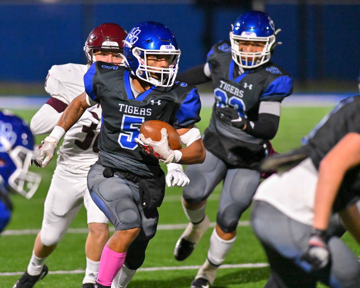 Princeton wide receiver Dominick Collins has 42 catches for 758 yards and 14 touchdowns. The 14 receiving TDs are a single-season record at Princeton with two games to go. Collins is chasing Ethan Parson’s records from his 2020 Moss Award campaign (48-862-12).
#wvprepfb