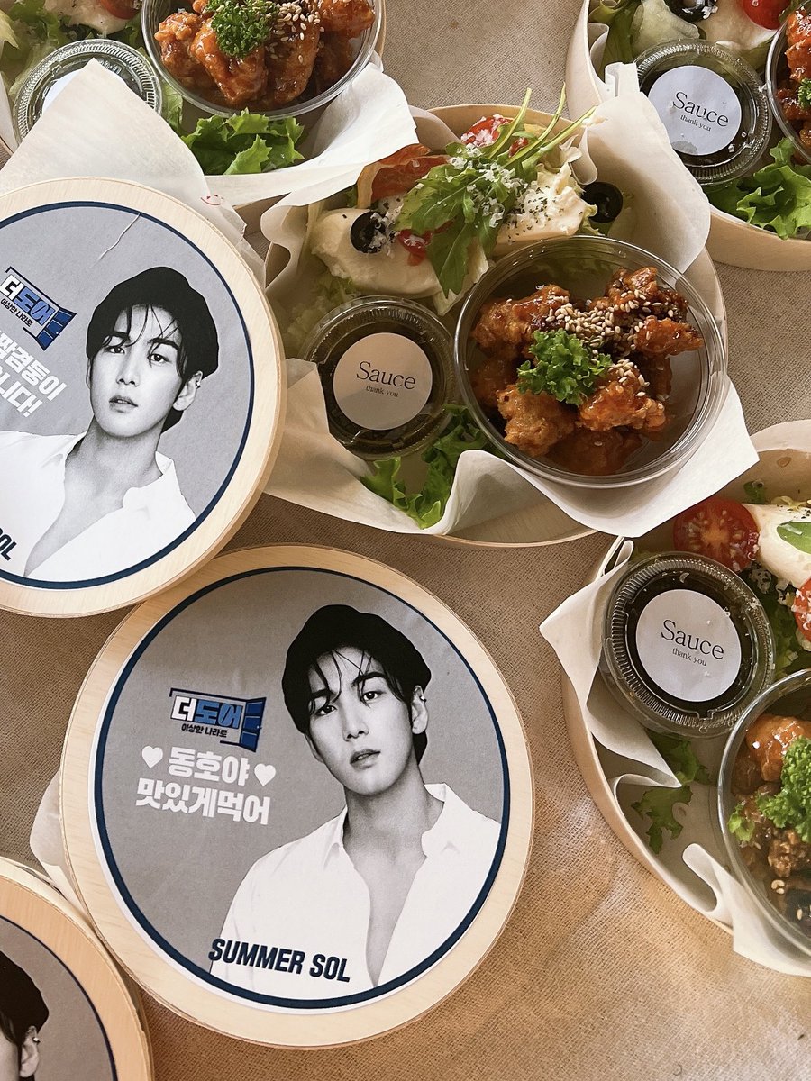 Summer_sol721's tweet photo. 🎁 큐띠뽀짝겸둥이 백호가 쏩니다!

썸머쏠이 동호의 더도어 촬영현장을 응원하기 위해 오늘 동호와 출연진분들의 도시락을 전달했습니다 🥰

동호야 맛있게 먹어줘서 고마워 💝 https://t.co/doPGCR9T0t