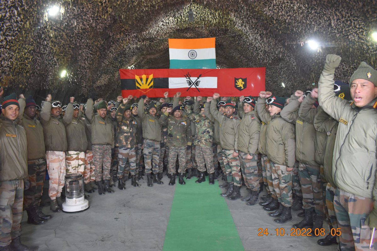 General Manoj Pande #COAS visited forward areas along the Northern Borders in #Sikkim and reviewed operational preparedness. #COAS was briefed on the security situation and progress in infrastructure development by the Commanders on ground. 1/3

#IndianArmy