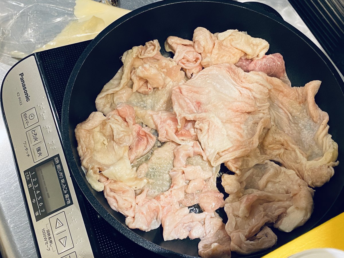syokuyoku_corp's tweet photo. 土曜日のイベント用に鶏油とってる。
今回は「チキンビンダルー🐓」うちの商品を買ってくれたら、おまけでカレーがついてきます。

‾‾‾‾‾꒷‾‾꒷꒦‾‾‾‾‾‾꒷꒦꒷꒦
『TOKYO あ〜あ BOOK FAIR』
10.29（土）12〜18時
ストアルームいい @storeroom_ii 

▼出店者情報
https://t.co/dE4EGXchfK https://t.co/8Ex3CZfcHS