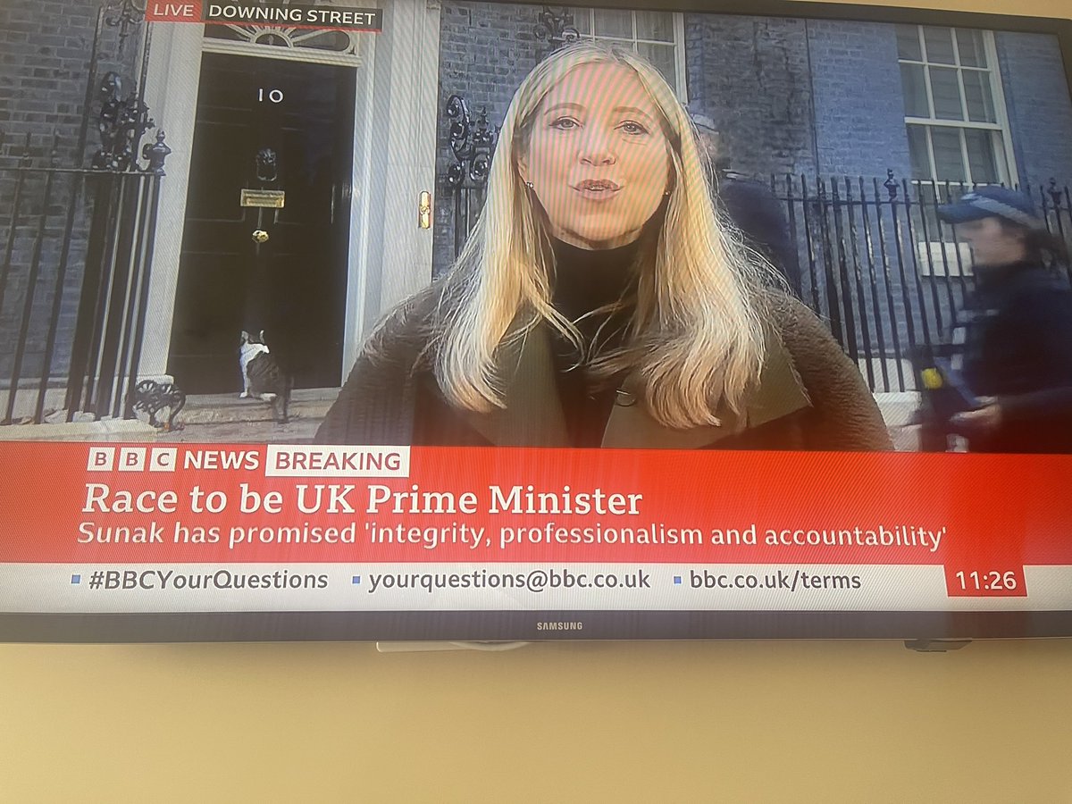 Tabithapusscat's tweet photo. #10downingstreet #ConservativeChaos #PrimeMinister #liztruss #larryforprimeminister #bbcnews 

Can someone let @Number10cat the cat in? He has a country to run!! https://t.co/7iADxXCkSK