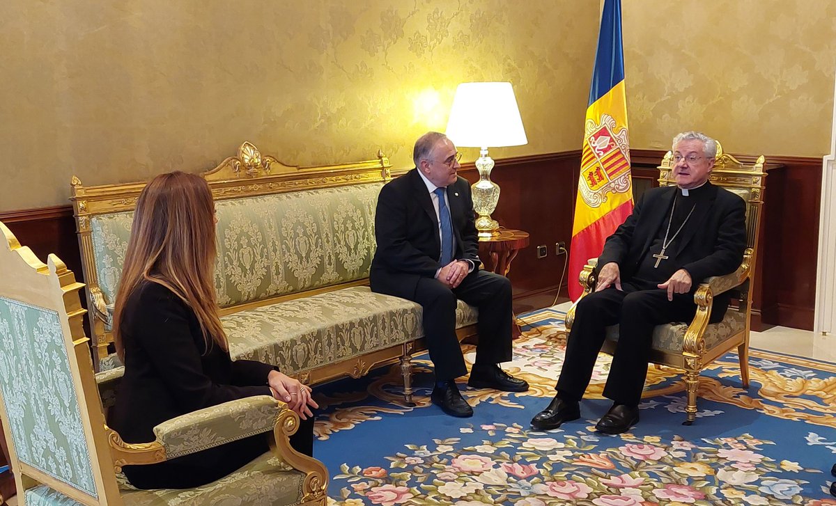 BisbatUrgell's tweet photo. #MonsVives rep el Ministre de Salut d'Andorra #AlbertFont al Palau Episcopal. https://t.co/Da3GC1dvIp