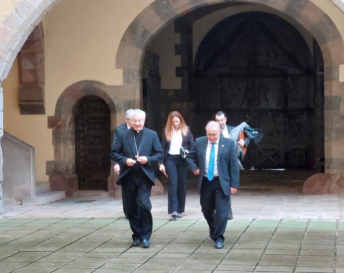 BisbatUrgell's tweet photo. #MonsVives rep el Ministre de Salut d'Andorra #AlbertFont al Palau Episcopal. https://t.co/Da3GC1dvIp
