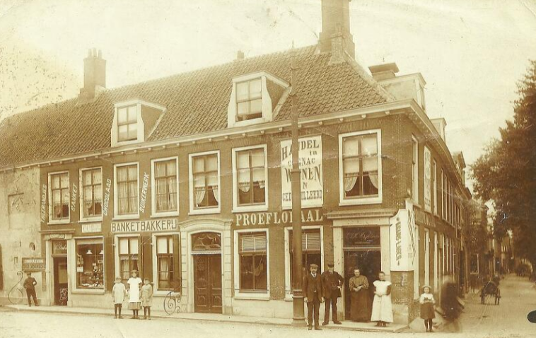 TonEngels's tweet photo. @ZowasUtrecht Toen en nu! #LedigErf #Utrecht
Proeflokaal-café vanouds #DeWitteEngel. https://t.co/dzHTIahaf8