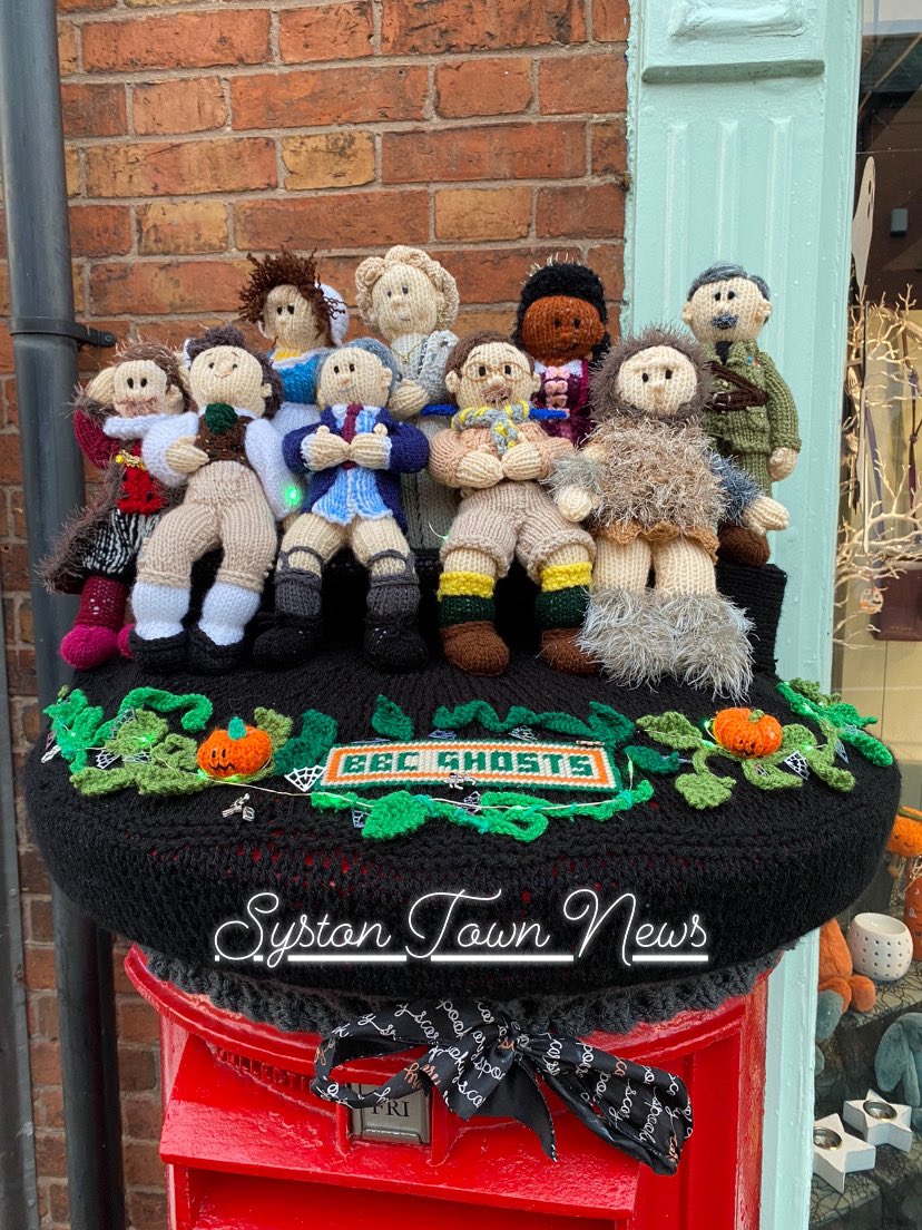 Wow! What a surprise for everyone walking down high st. This morning SKB has excelled herself again by putting up a fabulous topper for Halloween staring the Ghosts from the BBC TV series - the detail is incredible, including some green lights around the front! Well done SKB!