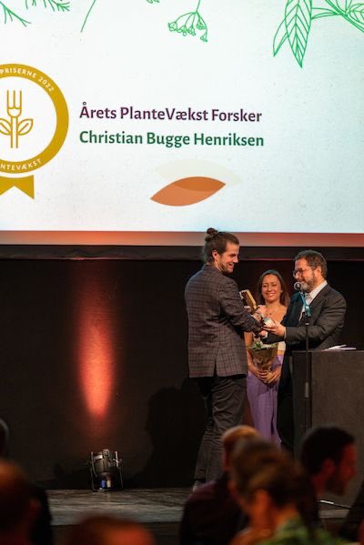 KU_PLEN's tweet photo. Tillykke til Christian Bugge Henriksen, lektor på Institut for Plante- og Miljøvidenskab på Københavns Universitet, for prisen som Årets PlanteVækst Forsker 2022! 🌿🏆 https://t.co/51llJIrLX6