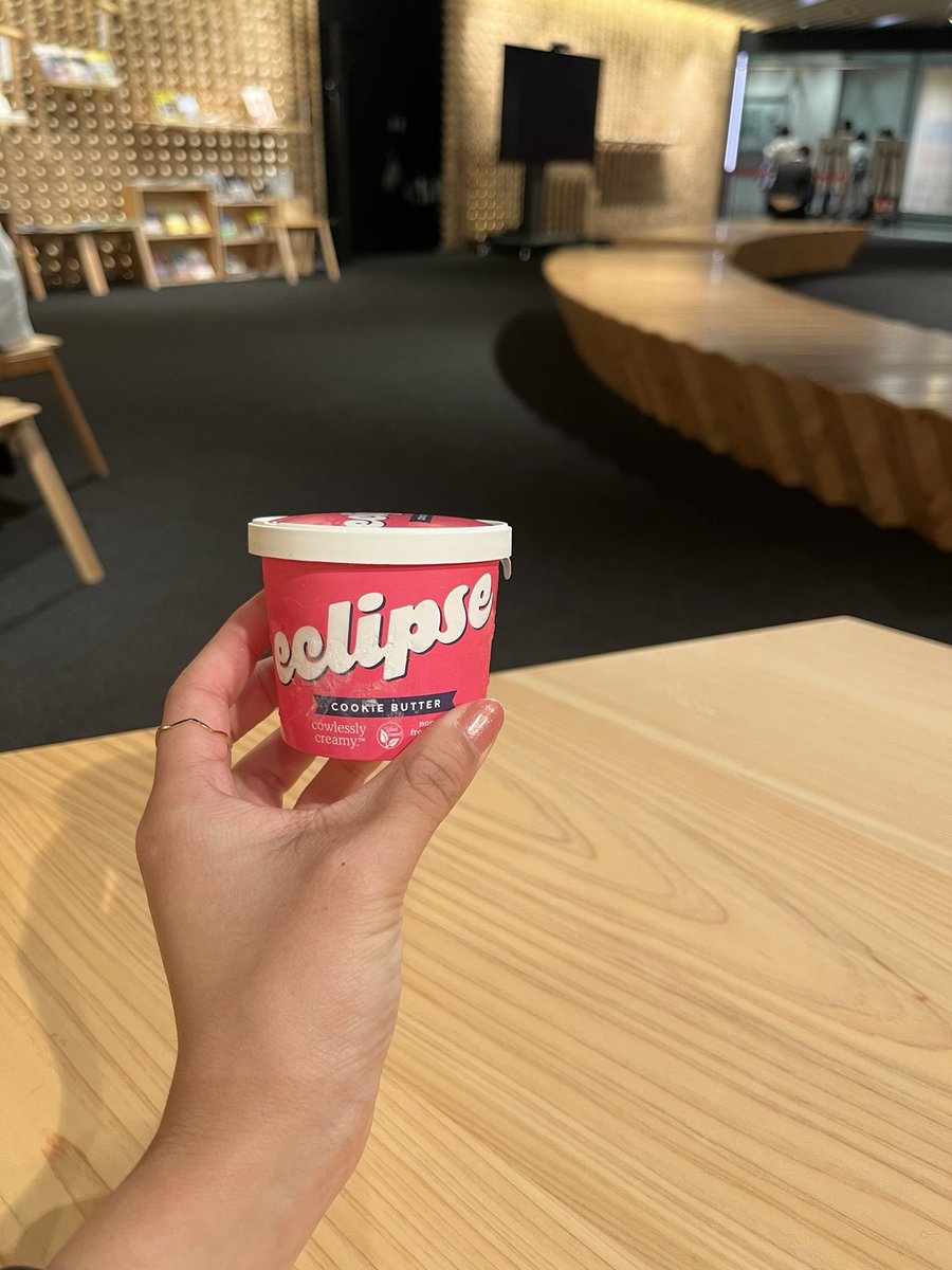 14_soc's tweet photo. 話題のeclipse🍨 乳製品を使っていないアイスクリームだとか。まだ日本には上陸していないもののChange to Hopeのイベントで特別に体験しました。
感想は、「やっぱり牛乳とは違う、でも美味しい！」という感じ。
いつかストロベリーとか無難なのも試してみたい☺️
@newspicksevents https://t.co/Rr4cZPLSI9