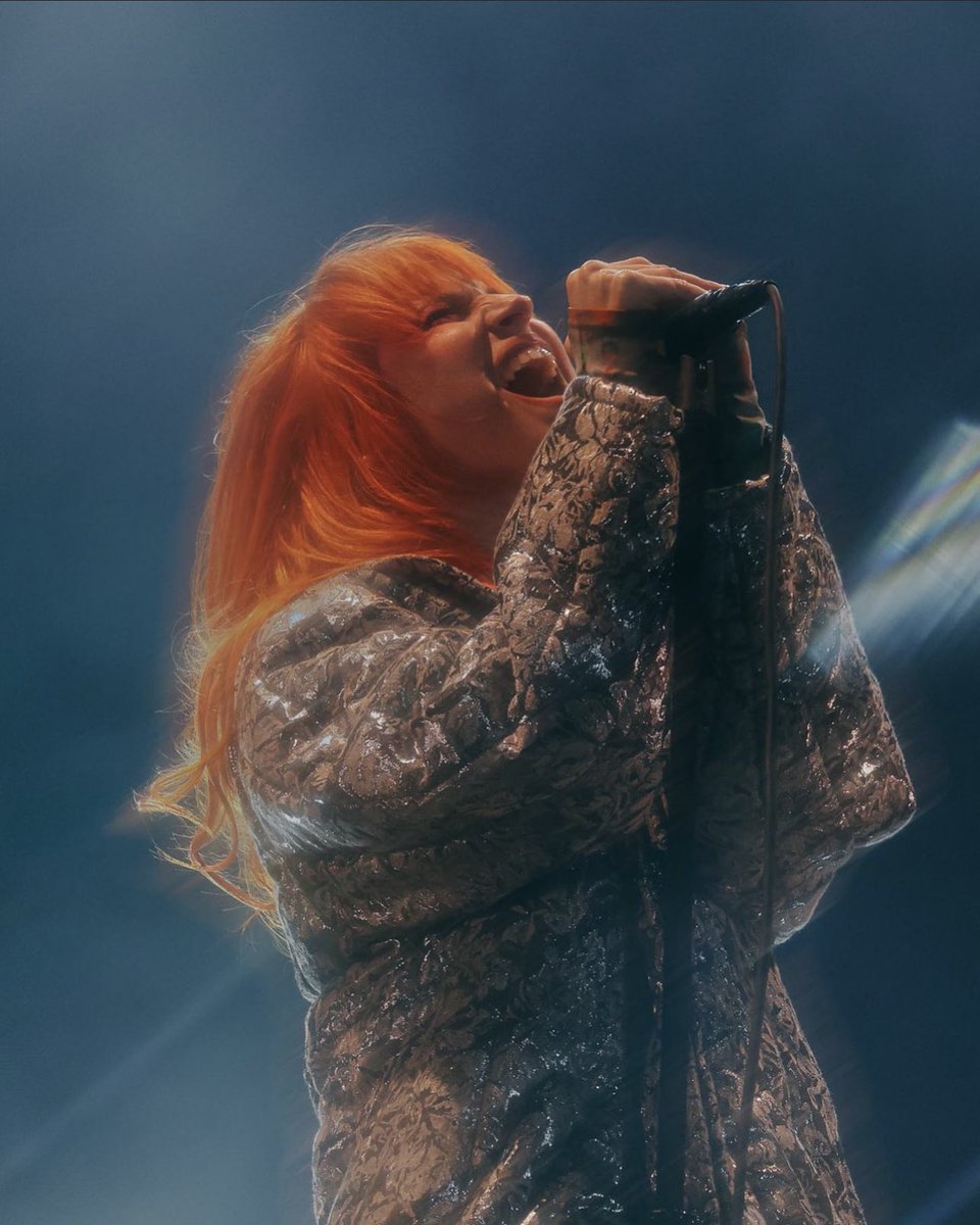 YELYAHCONTENT's tweet photo. new hd pics from hayley williams at #WWWYfest! https://t.co/MCBKyf1Uba