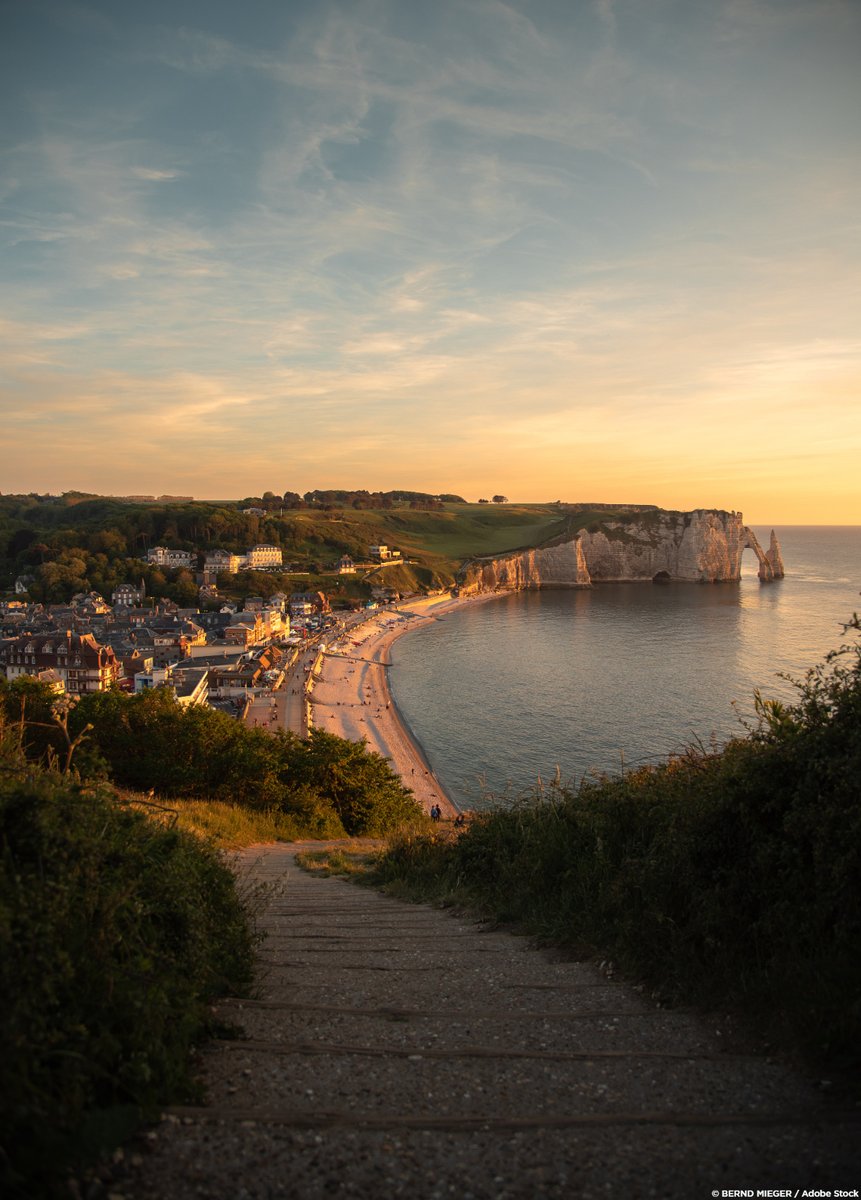 ExploreFranceEN's tweet photo. Bliss is wandering along the Normandy coast and getting a closer look at its famous cliffs 😍 #ExploreFrance https://t.co/AXuMYcGnbG