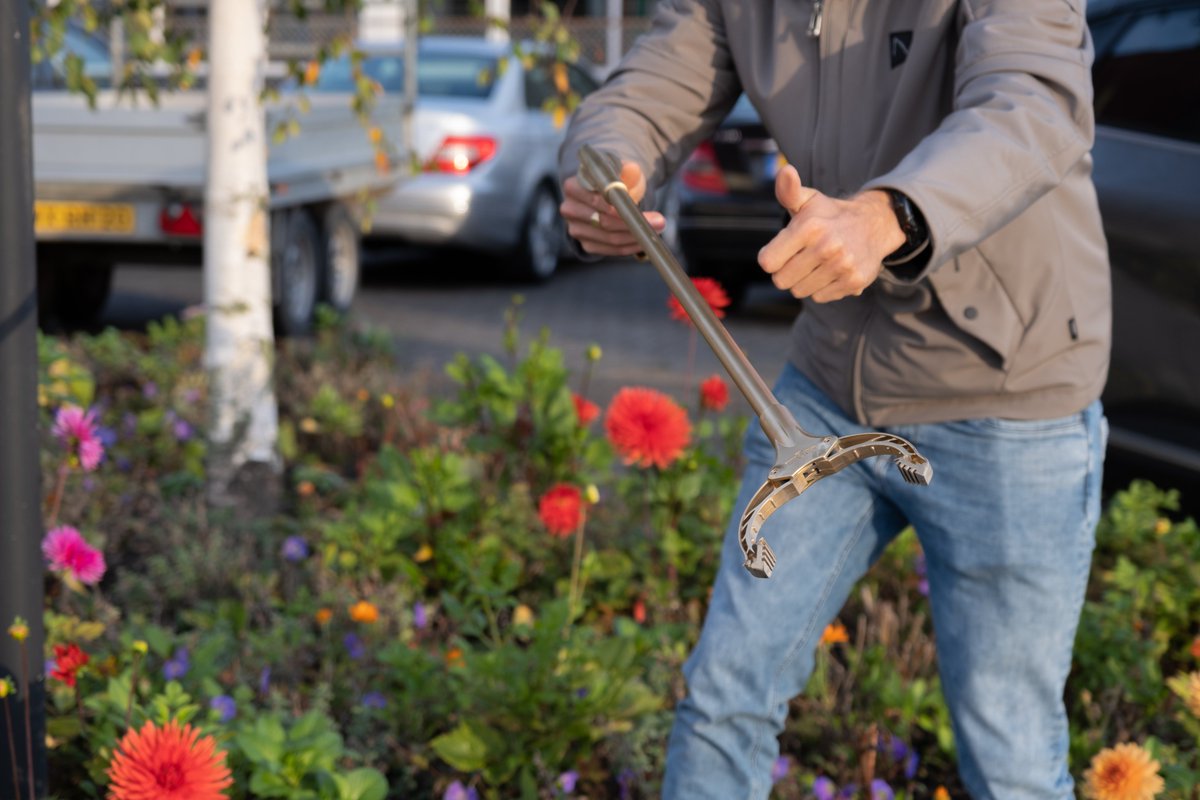 Wie verdient dit jaar de #GoudenGrijper? Ieder jaar zetten wij een aantal zwerfafvalrapers in het zonnetje.  Nomineer hem of haar door te mailen naar schoon@leeuwarden.nl. Geef daarbij aan waarom die persoon of groep volgens jou deze prijs verdient.